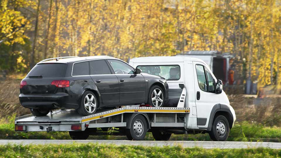 Ein Auto wird auf einem Abschleppwagen verladen und kostenlos bei Autoankauf Ravensburg abgeholt 